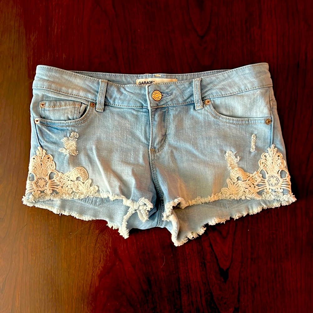 Womens Garage flirty shorts size 5 with lace fetal. Very cute and flirty.